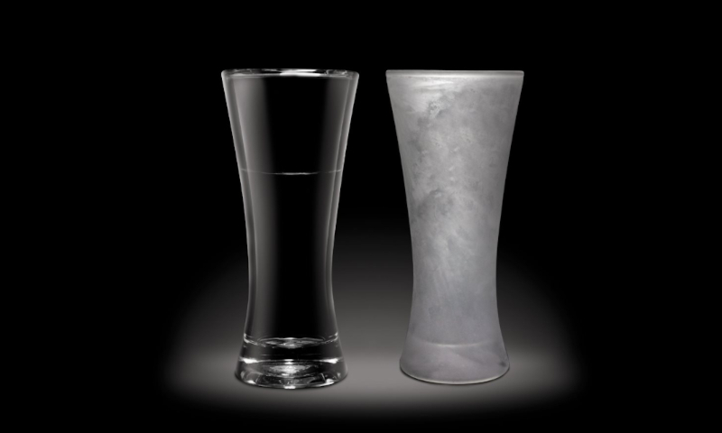 Twee Amsterdam Glass bierglazen waarvan er eentje is bevroren